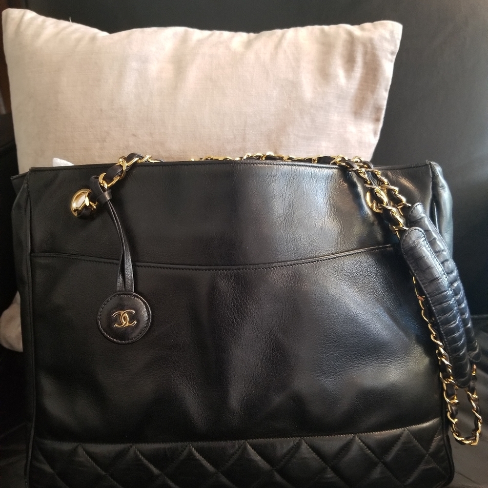 Chanel tore shoulder bag